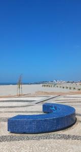 un colchón azul en la arena de una playa en Apto Aconchegante a 20 mts do Mar e Pertinho do Centro, en Matinhos