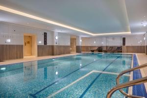 uma grande piscina num quarto de hotel em Hilton Glasgow em Glasgow