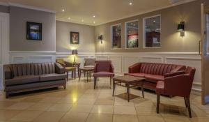 poczekalnia z kanapami, krzesłami i stołami w obiekcie Hilton York w mieście York