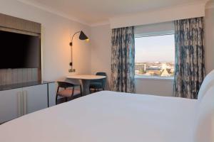 Postel nebo postele na pokoji v ubytování Hilton Glasgow