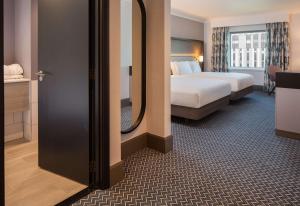 Postel nebo postele na pokoji v ubytování Hilton Glasgow