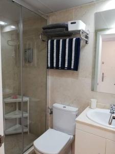 W łazience znajduje się prysznic, toaleta i umywalka. w obiekcie Ático a 200 mts de la Playa (Benalmádena) w mieście Benalmádena