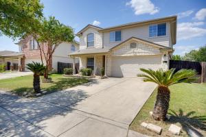 una casa con entrada y palmeras en Near SeaWorld! Modern Family Home with Pool Access, en San Antonio