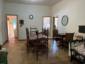 - une salle à manger avec une table et des chaises dans l'établissement SITIO DO BIRA, à São Joaquim de Bicas