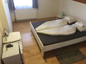 Un pat sau paturi într-o cameră la Napsütötte Kehida