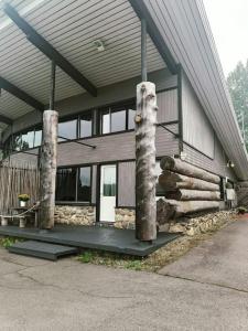 ein Gebäude mit zwei Bäumen davor in der Unterkunft Joensuu Villa Cuisine in Joensuu