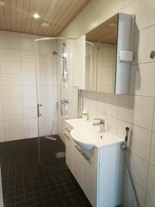 een badkamer met een wastafel en een douche bij Joensuu Villa Cuisine in Joensuu