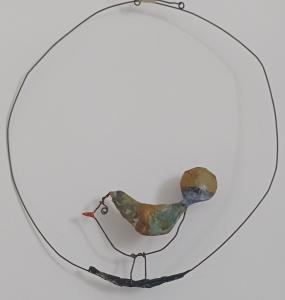 una escultura de un pájaro en una placa de vidrio en La Pica Marina Anacapri en Anacapri