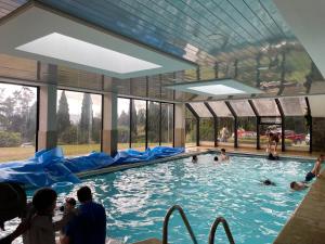Bazén v ubytování Quito Airport Suites Hotel nebo v jeho okolí