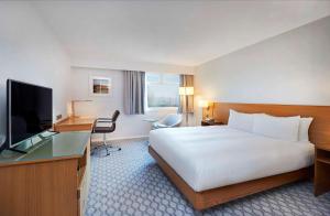 Hilton London Watford的电视和/或娱乐中心