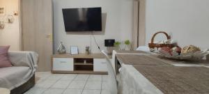 TV a/nebo společenská místnost v ubytování Comfy apartment near the port and the center of Volos