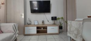 TV a/nebo společenská místnost v ubytování Comfy apartment near the port and the center of Volos