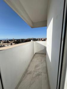Balkon lub taras w obiekcie Pisos con piscina de temporada corta estancia