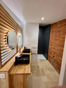 La salle de bains est pourvue d'un lavabo et d'un miroir. dans l'établissement LE MOULIN DE LA FLAMBERE, à Toulouse