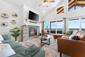 Kimberling CityBoho Lakeview Lodge _ Lazy River的带沙发和壁炉的客厅