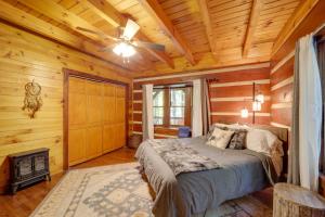 1 dormitorio con 1 cama y ventilador de techo en Gorgeous Log Cabin with 2 Decks and Fireplaces!, en Fleetwood