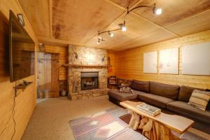 sala de estar con sofá y chimenea en Gorgeous Log Cabin with 2 Decks and Fireplaces!, en Fleetwood