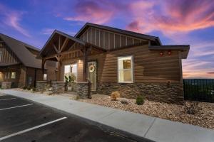 Kimberling CityBoho Lakeview Lodge _ Lazy River的前面有车道的小房子