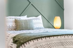 Boho Lakeview Lodge _ Lazy River客房内的一张或多张床位