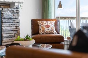 Boho Lakeview Lodge _ Lazy River的休息区