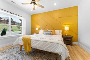 Boho Lakeview Lodge _ Lazy River客房内的一张或多张床位