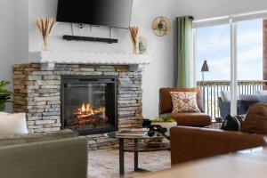 Boho Lakeview Lodge _ Lazy River的休息区