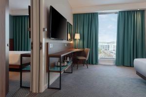 TV a/nebo společenská místnost v ubytování Hampton By Hilton Edinburgh Airport