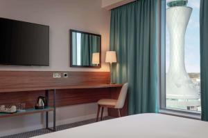 Postel nebo postele na pokoji v ubytování Hampton By Hilton Edinburgh Airport