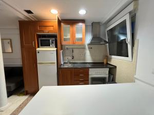 Kuchnia lub aneks kuchenny w obiekcie Pisos con piscina de temporada corta estancia