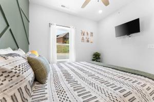 Boho Lakeview Lodge _ Lazy River的电视和/或娱乐中心