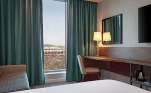 Postel nebo postele na pokoji v ubytování Hampton By Hilton Edinburgh Airport