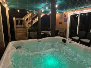 WOW!! Ultimate Pocono Retreat, Hot Tub, Game Room, Deck, Lakes, Skiing, Pools في Long Pond: حوض جاكوزي في منتصف الغرفة