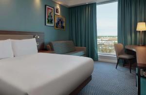 Postel nebo postele na pokoji v ubytování Hampton By Hilton Edinburgh Airport + 37 fotografií