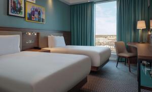 Postel nebo postele na pokoji v ubytování Hampton By Hilton Edinburgh Airport