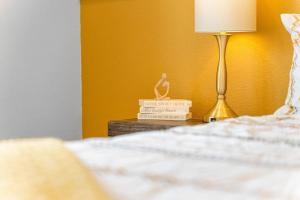 Boho Lakeview Lodge _ Lazy River客房内的一张或多张床位