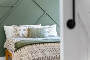 Boho Lakeview Lodge _ Lazy River客房内的一张或多张床位