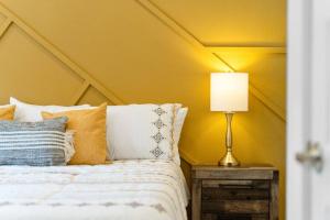 Boho Lakeview Lodge _ Lazy River客房内的一张或多张床位