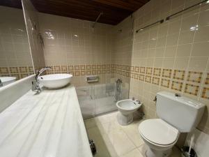 Łazienka w obiekcie Pisos con piscina de temporada corta estancia