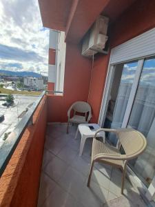 d'un balcon avec deux chaises et une table. dans l'établissement Hana, à Podgorica