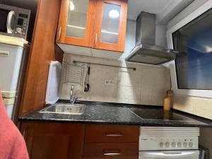 Kuchnia lub aneks kuchenny w obiekcie Pisos con piscina de temporada corta estancia