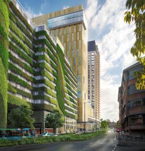 een architectonische weergave van een hoog gebouw met groene vegetatie bij Hilton Woking in Woking