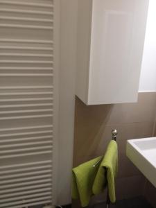 bagno con lavandino e asciugamano verde di City Apartment Munich a Monaco