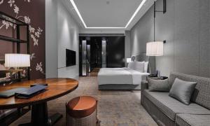 Postel nebo postele na pokoji v ubytování Hilton Beijing Daxing