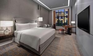 Postel nebo postele na pokoji v ubytování Hilton Beijing Daxing