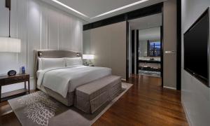 Postel nebo postele na pokoji v ubytování Hilton Beijing Daxing