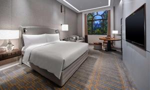 Postel nebo postele na pokoji v ubytování Hilton Beijing Daxing