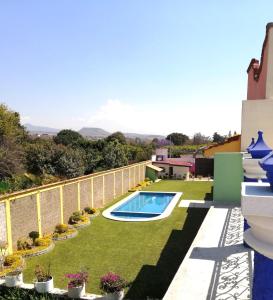a backyard with a swimming pool and grass at Bungalows Boutique Tonantzin in Morelos