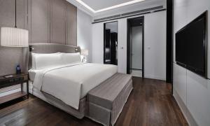 Postel nebo postele na pokoji v ubytování Hilton Beijing Daxing