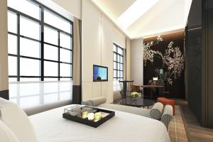 北京的住宿－Hilton Beijing Daxing，客厅配有沙发和桌子