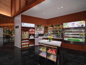 酒店内部或周边的超市或其他商店
